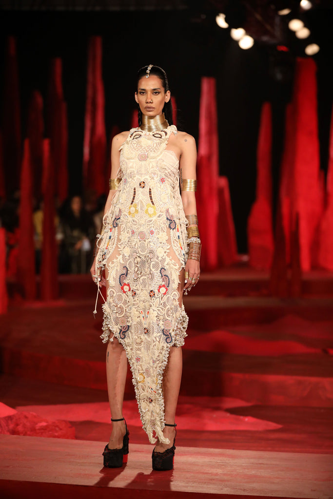 Lace figure drape set