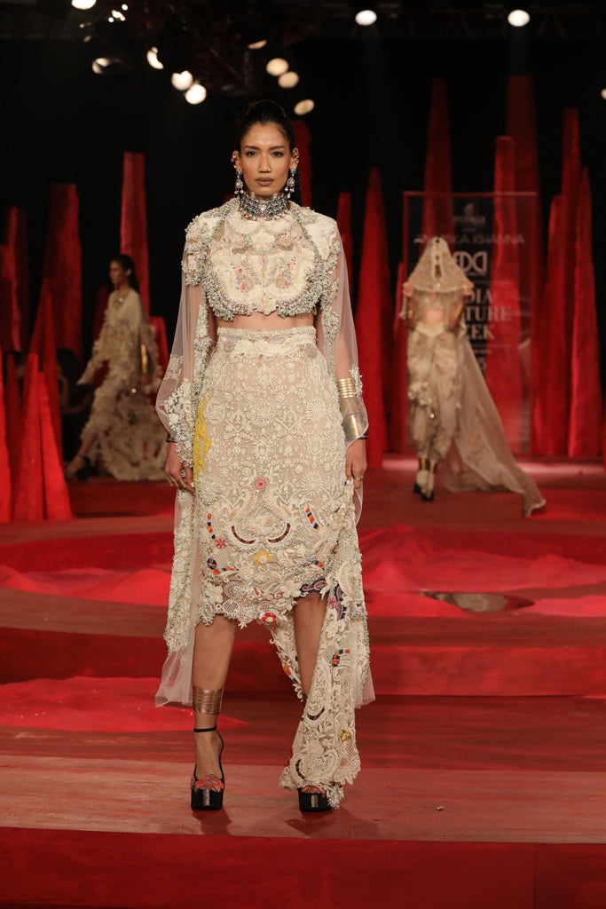 Lace neckline with knotted skirt set